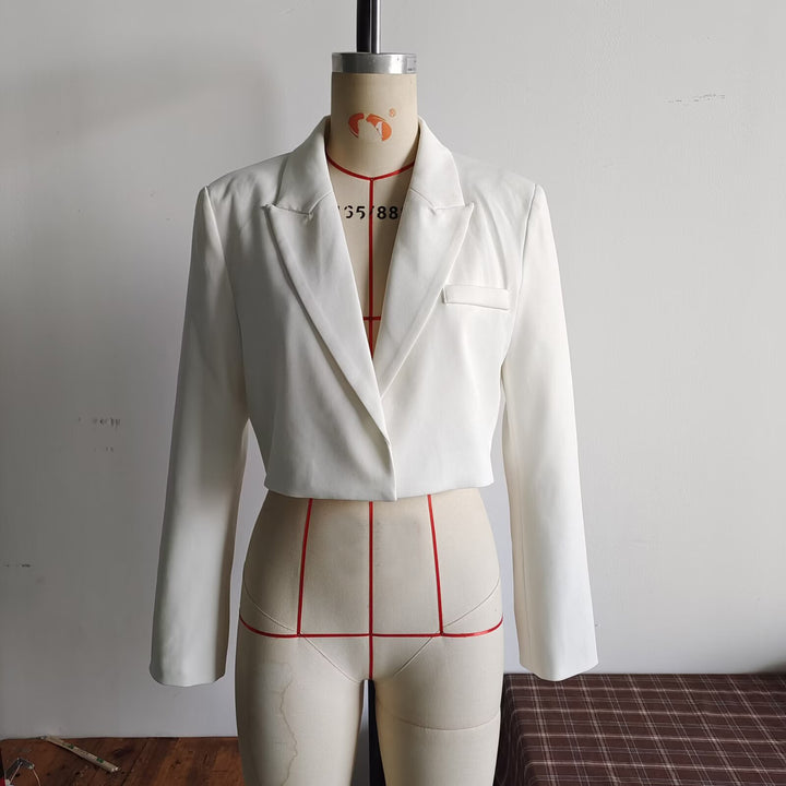 Damen nan kurzgeschnittener Cropped-Blazer mit Reverskragen, figurbetonter Taillierung und Brustleistentasche Drune