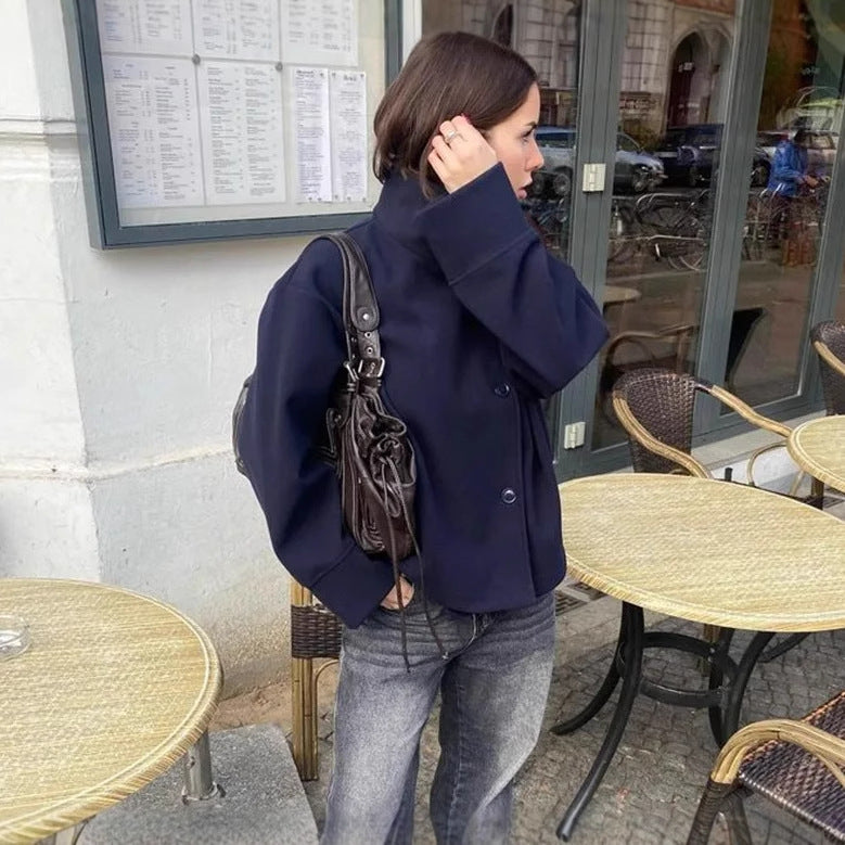 Damen 9800+ kurze boxy‑Wollmix‑Jacke mit hohem Funnelkragen, asymmetrischer Knopfleiste und verstellbaren Manschetten Drune