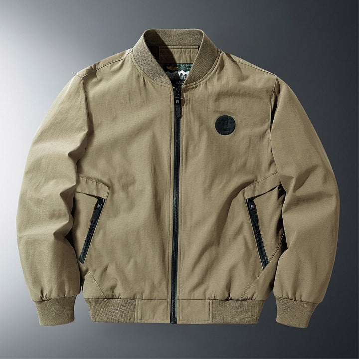 Leichte, militärisch inspirierte Herren-Bomberjacke von  mit schrägen Reißverschluss-Handtaschen und gerippten Abschlüssen Drune