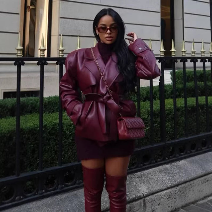 Damen Taillierte kurze Trenchjacke mit Bindegürtel und Cape-Detail aus veganer Lederoptik Drune