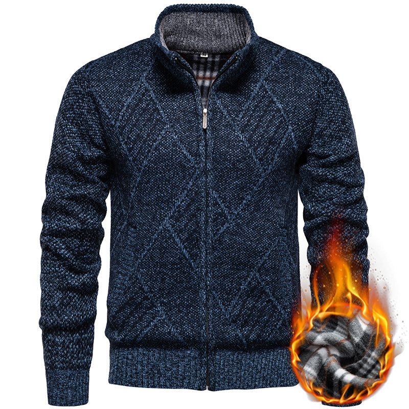 Herren Strickjacke mit modernem Zopfmuster und hohem Kragen Drune