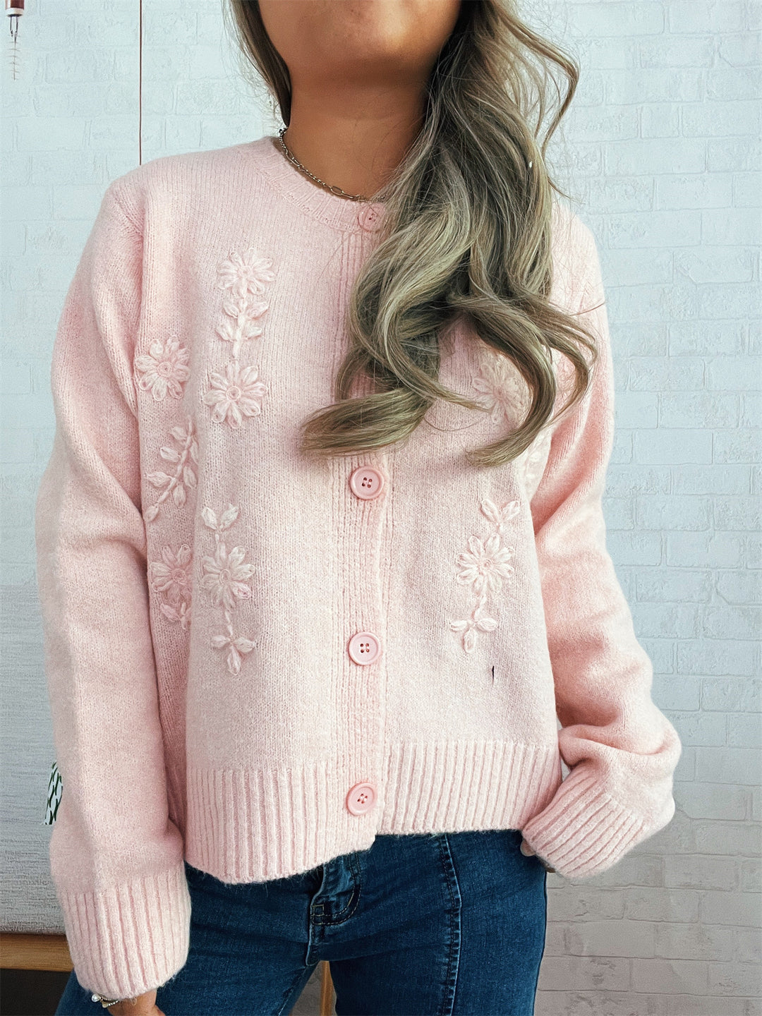 Damen lockerer Strickcardigan mit floralen Applikationen und Knopfdetails Drune