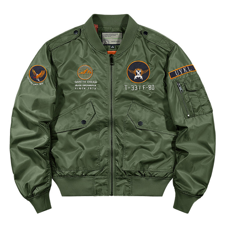 Herren  glänzende Pilotenfliegerjacke mit gestickten Missionsabzeichen und schrägen Druckknopfklappentaschen Drune