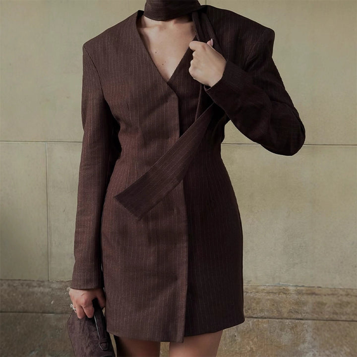 Damen Pinstripe tailliertes Blazerkleid mit skulpturierter Schulter und integriertem Schlipskragen Drune