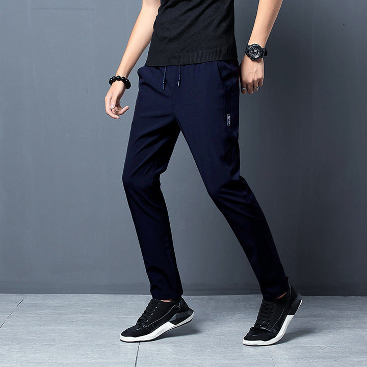 Herren schmal geschnittene Tech-Chino Jogginghose mit elastischem Kordelbund, verdeckten Reißverschlusstaschen und vorgeformten Knien Drune