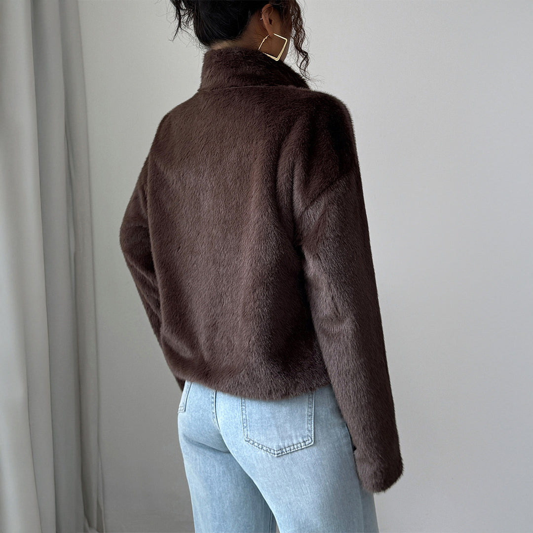 Damen nan kurzer Kunstfell-Blouson mit Stehkragen, verdecktem Reißverschluss und aufgesetzten Taschen Drune