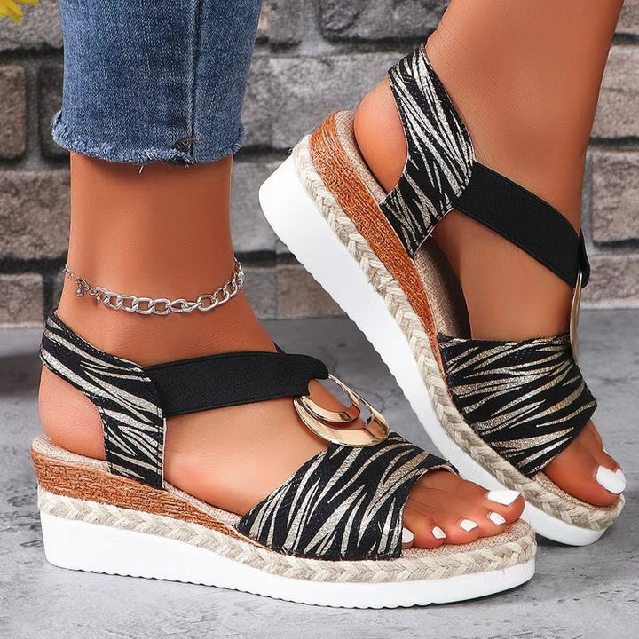Damen Keil-Sandalen mit Metallic-Optik, dekorativem Ring und Elastik-Fersenriemen Drune