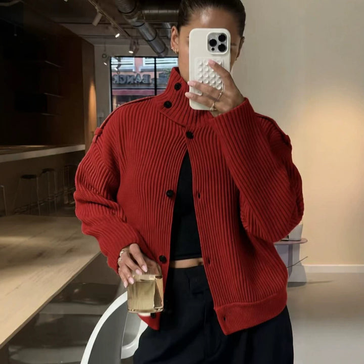 Damen 80+ kurzer Rippstrick‑Cardigan mit hohem Stehkragen und Knopfleiste Drune