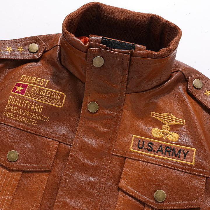 Herren Military‑inspirierte Lederimitat‑Fliegerjacke mit Schulterepauletten und Pattentaschen Drune