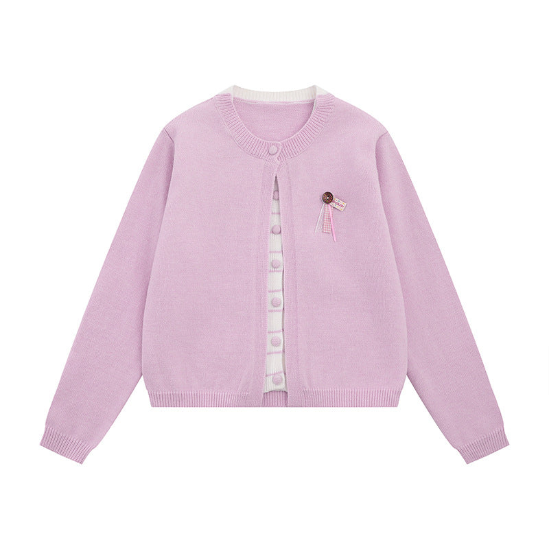 Damen Feinstrick-Cardigan mit Rundhals, verdeckter Knopfleiste und Zierbrosche Drune