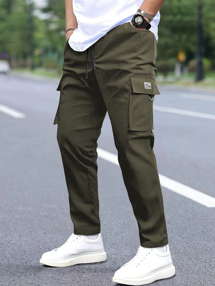 Herren Utility-Cargohose im tapered Schnitt mit elastischem Tunnelzugbund, großen Klapp- und Reißverschlusstaschen Drune