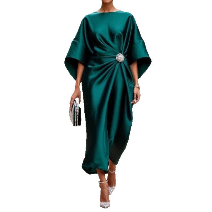 Damen nan elegantes Satin-Kaftan-Midikleid mit Kimonoärmeln seitlicher Drapage und Zierbrosche Drune