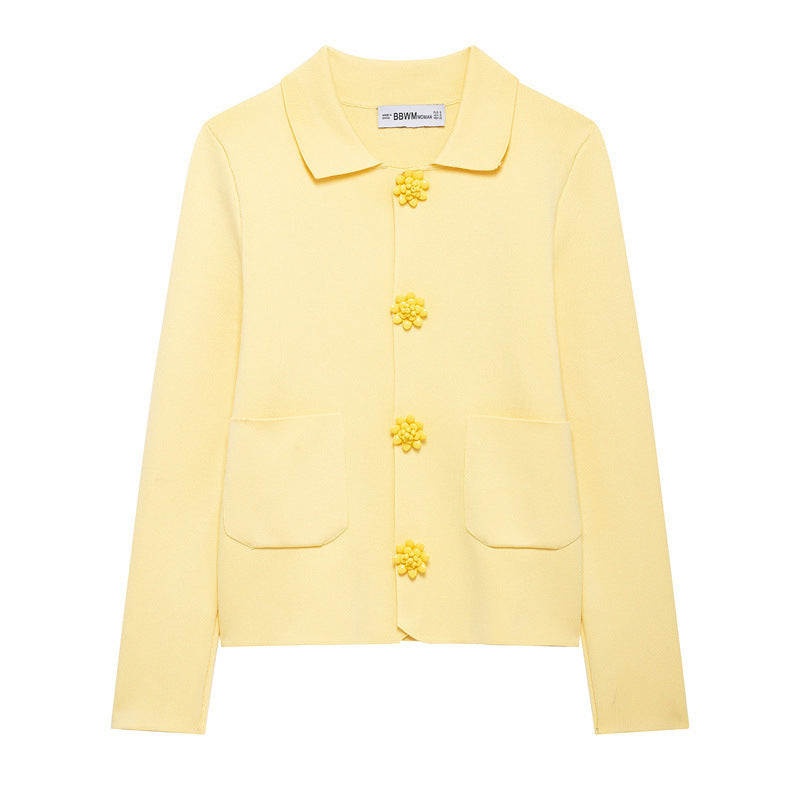 Damen 10+ taillierte Strickjacke mit Hemdkragen und Blütenknopfverzierung Drune