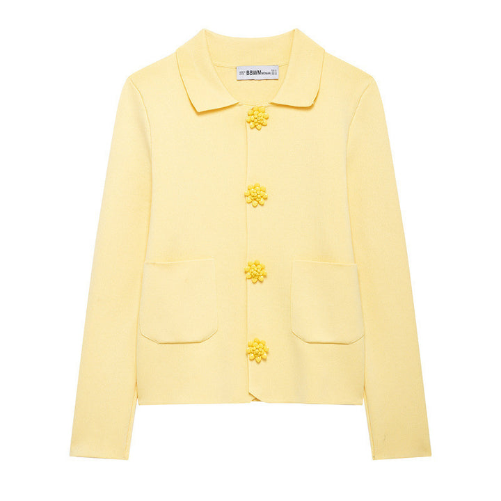 Damen 10+ taillierte Strickjacke mit Hemdkragen und Blütenknopfverzierung Drune