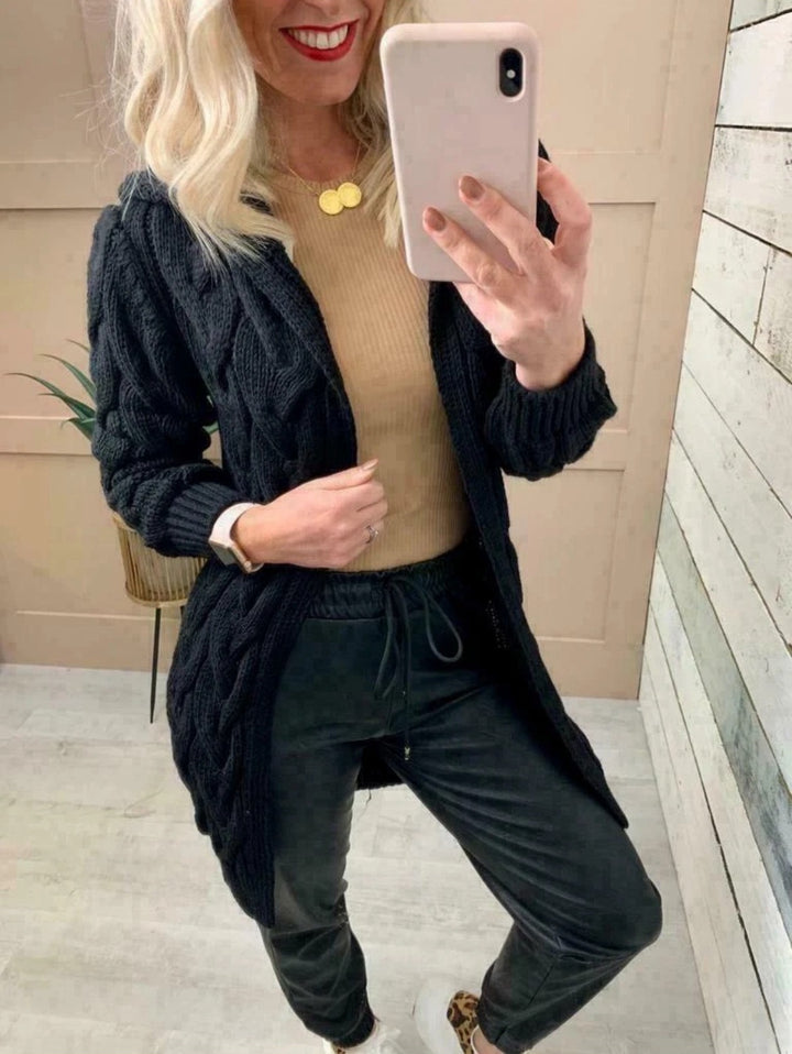 Damen Strickjacke mit tiefen Taschen und kunstvollem Zopfdesign Drune