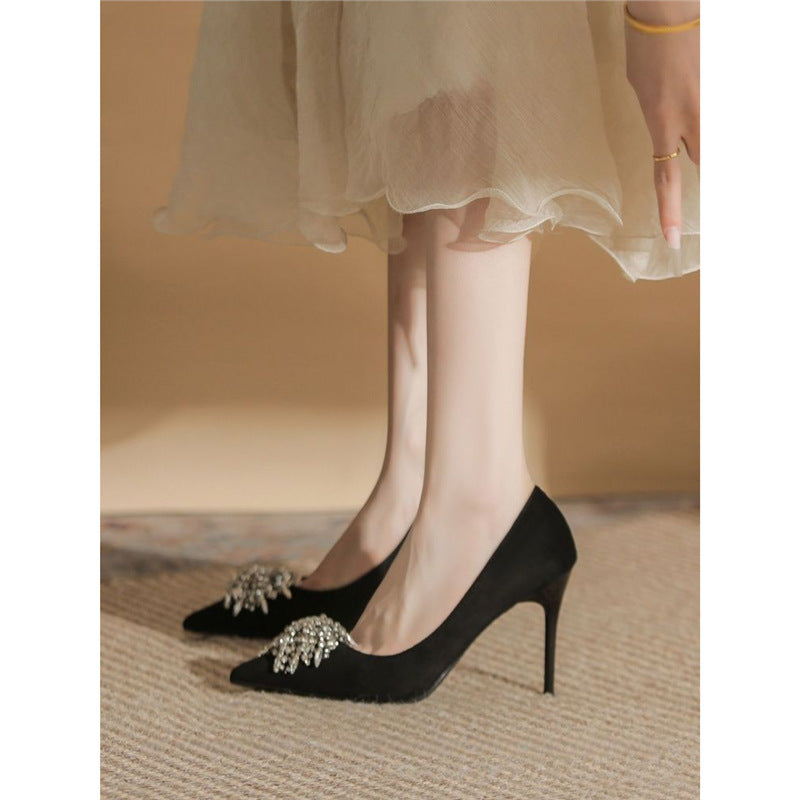 Damen spitz zulaufende Samt‑Pumps mit hohem Stiletto und Kristallbrosche Drune