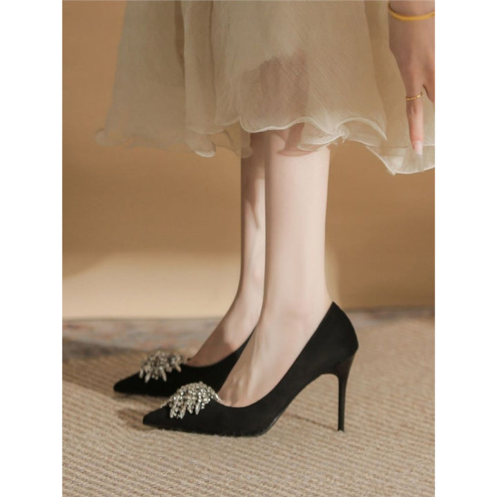 Damen spitz zulaufende Samt‑Pumps mit hohem Stiletto und Kristallbrosche Drune