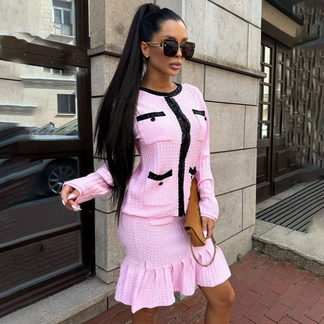 Damen Strickoutfit mit elegantem Volant und kontrastierenden Details Drune