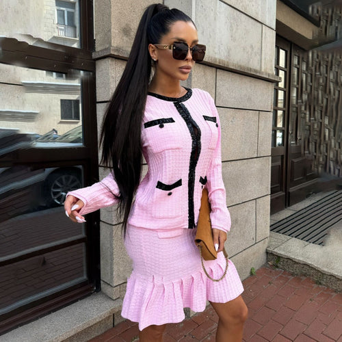 Damen Strickoutfit mit elegantem Volant und kontrastierenden Details Drune