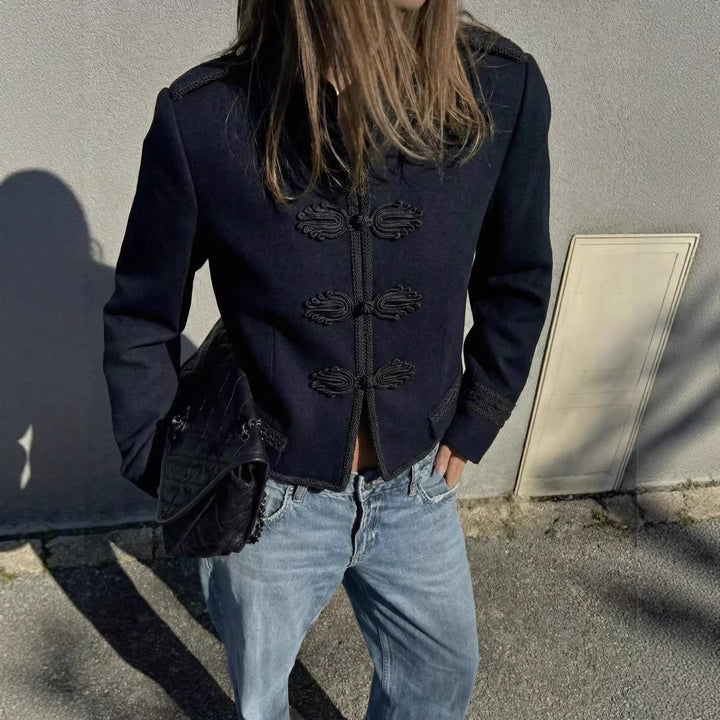 Damen 300+ taillierte Cropped‑Militärblazerjacke mit Stehkragen, Schulterpatten und dekorativen Froschverschlüssen Drune