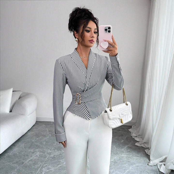 Damen nan taillierte Wickelbluse mit Reverskragen und dekorativer Metallschließe Drune