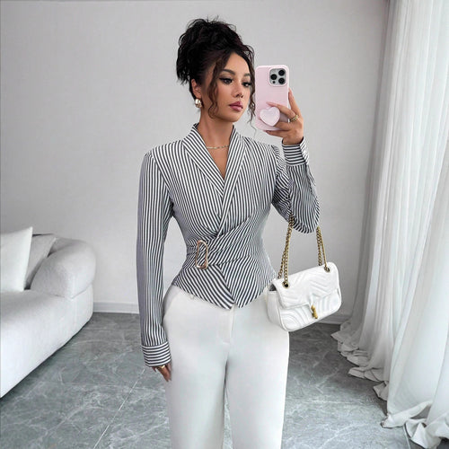 Damen nan taillierte Wickelbluse mit Reverskragen und dekorativer Metallschließe Drune