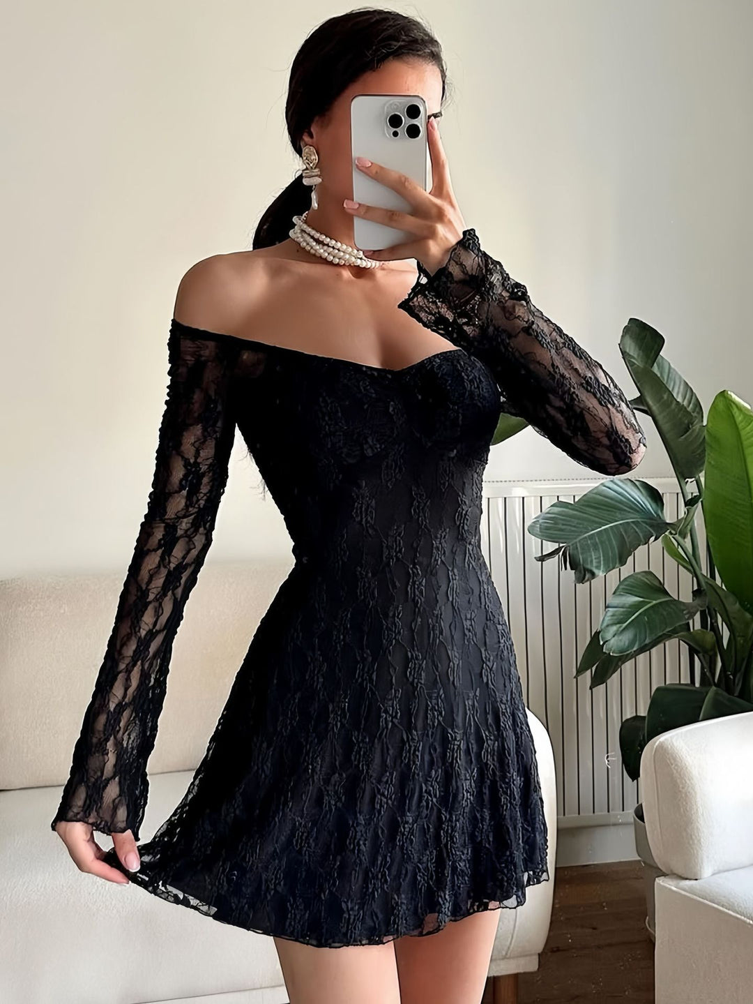 Damen Spitzenkleid mit langen Ärmeln und transparentem Detail Drune