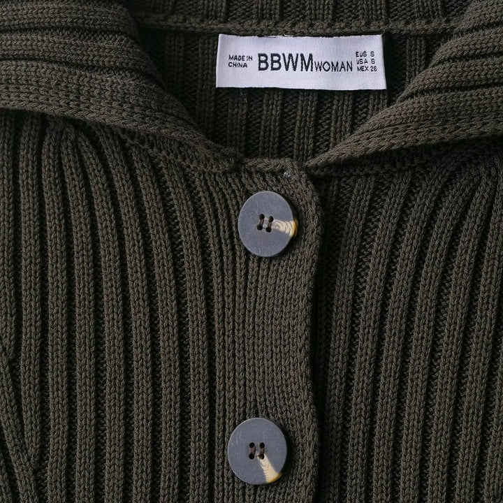 Damen Strickjacke mit dekorativem Kragen und modernen Knopfdetails Drune
