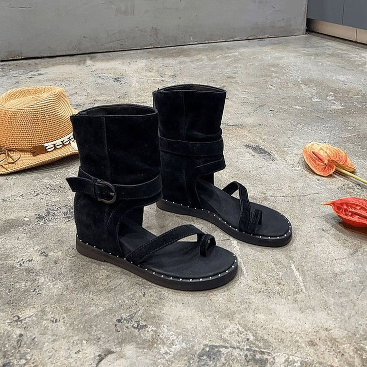 Damen knöchelhohe Veloursleder‑Sandalette mit Zehenring und verstellbarem Schaftriemen Drune