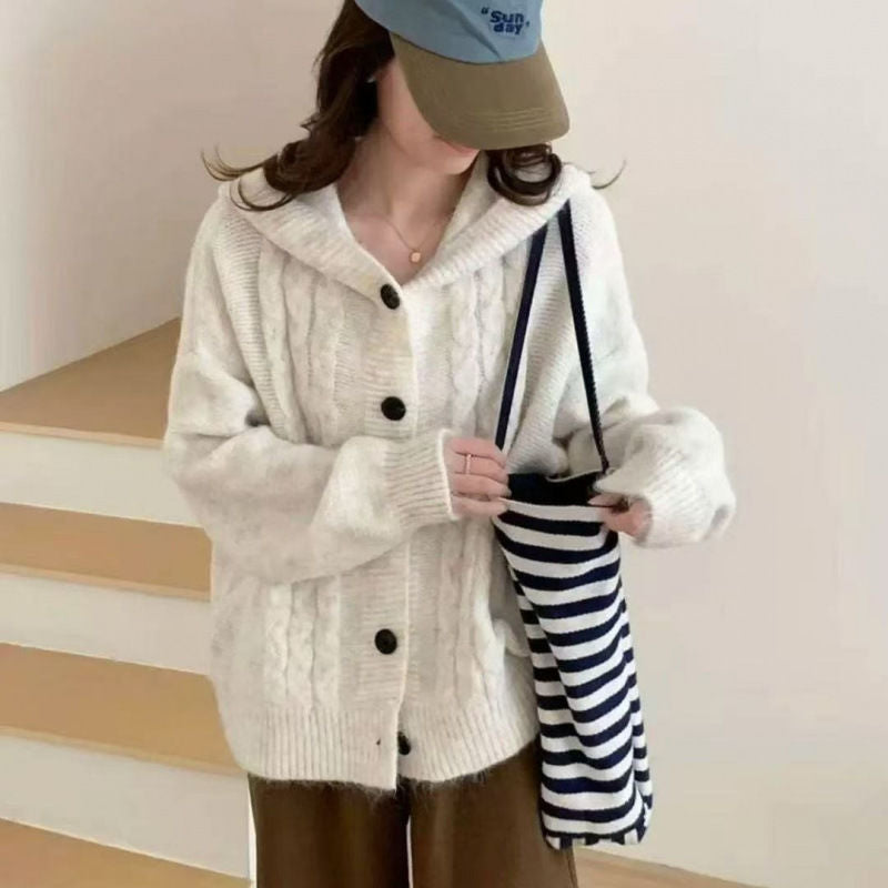 Damen Kuschelige Strickjacke mit gemütlichem Kapuzenkragen und auffälligen Knöpfen Drune