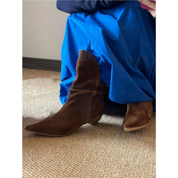 Damen Mid‑Calf Slouch‑Stiefel aus Velours mit spitzer Zehenpartie, geflochtenem Zierband und skulpturiertem Absatz Drune