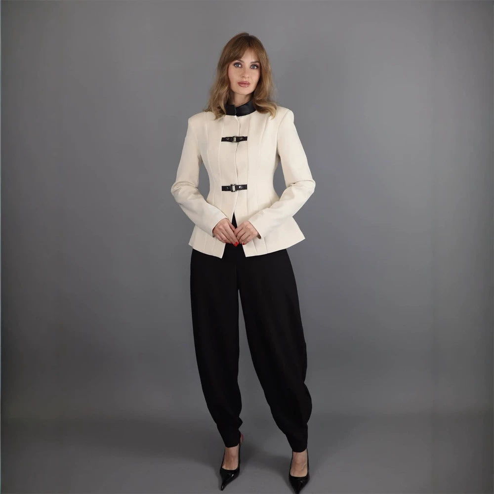 Damen Taillierter Blazer mit Stehkragen, Wiener Nähten und dekorativen Gurtverschlüssen Drune
