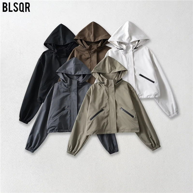 Damen Cropped Regenjacke mit Kapuze, wasserabweisender Tech‑Qualität und schrägen Reißverschlusstaschen Drune