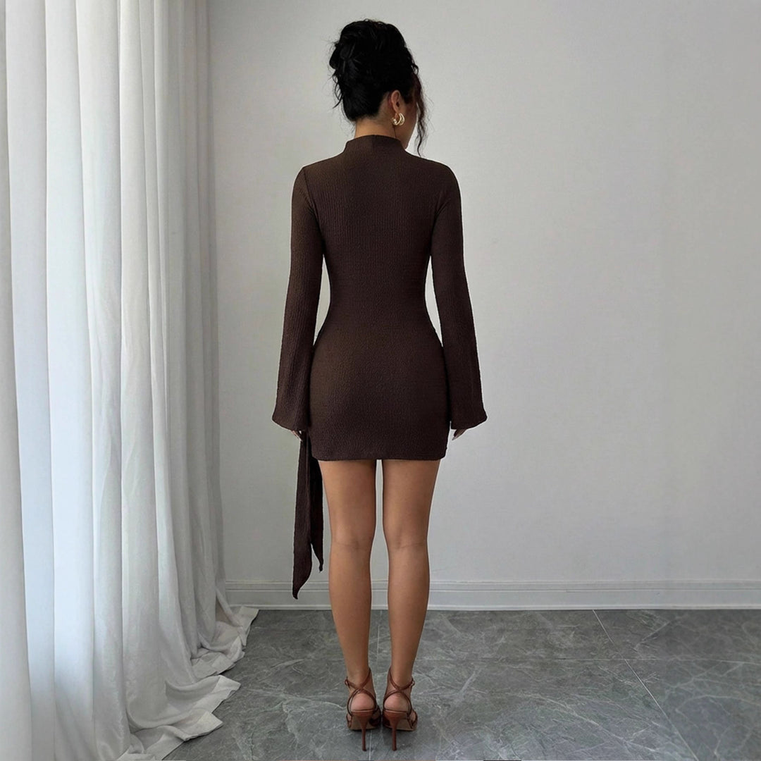 Damen nan figurbetontes Strick-Minikleid mit Stehkragen, Trompetenärmeln und seitlichem Drapé mit Zierring Drune