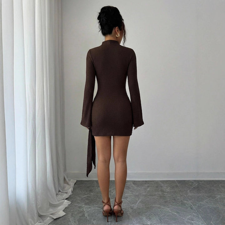 Damen nan figurbetontes Strick-Minikleid mit Stehkragen, Trompetenärmeln und seitlichem Drapé mit Zierring Drune