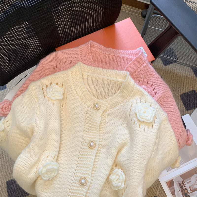 Damen Strickjacke mit eleganten Rosenapplikationen und Knopfverschluss Drune