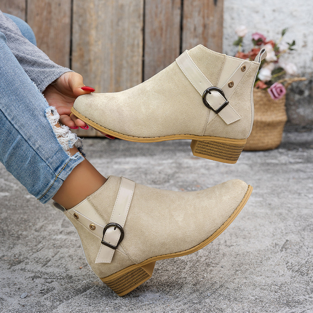 Damen Kurzschaft-Stiefelette aus Wildlederoptik mit seitlichem Reißverschluss und Ziergurt Drune