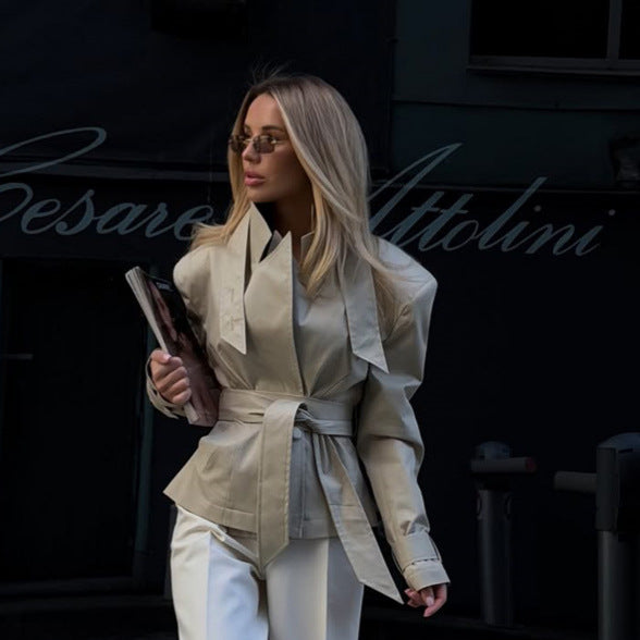 Damen Kurzer taillierter Trenchcoat mit Bindegürtel und sculpted-Shoulder Silhouette Drune