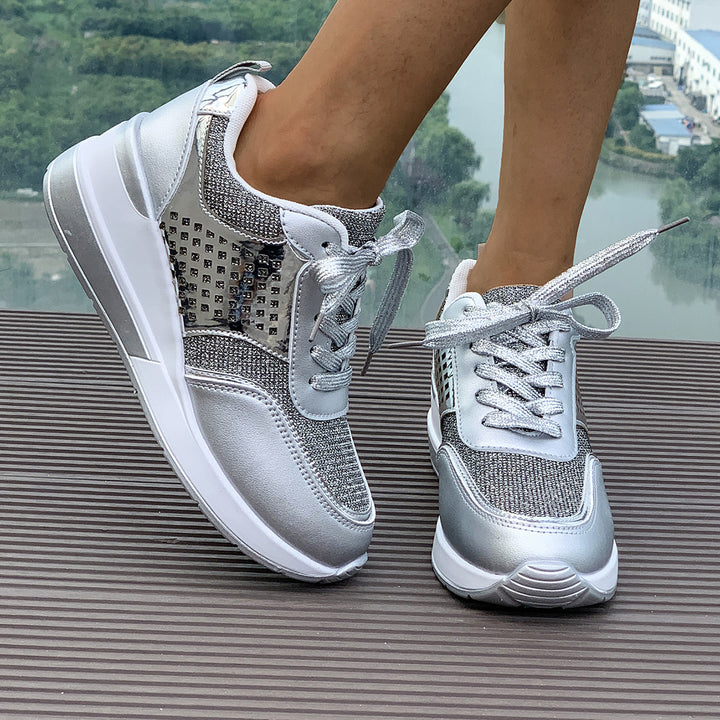 Damen stylische Keil-Sneaker mit metallischer Optik großflächigen Ziersteinen und gepolstertem Komfortfußbett Drune