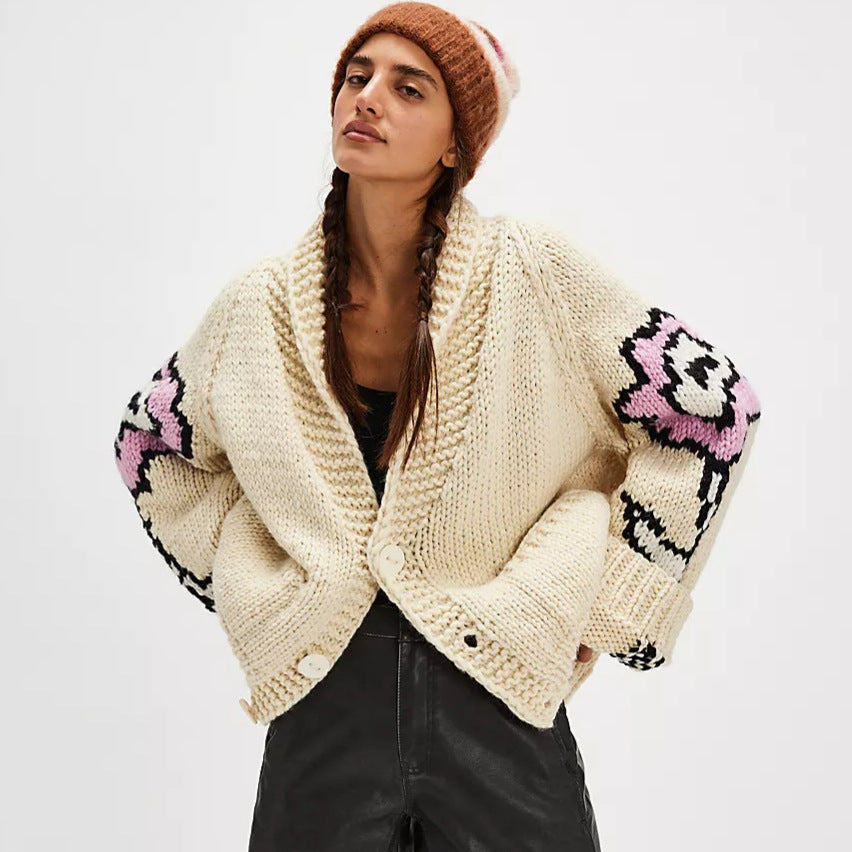 Damen Oversized Grobstrick-Cardigan mit Schalkragen, Blumenintarsien & Knopfleiste Drune