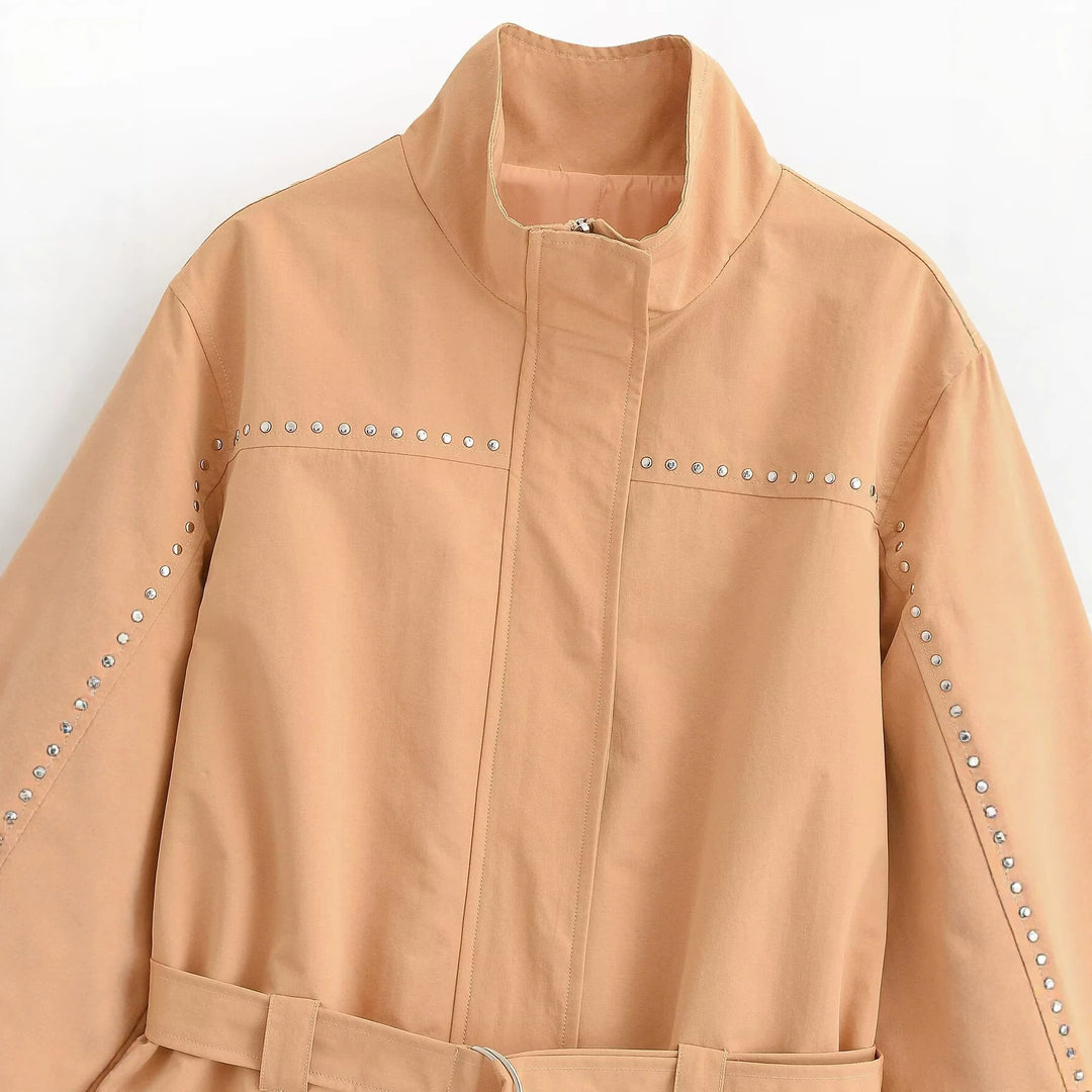Damen Kurze taillierte Jacke mit Nietenbesatz und Bindegürtel Drune