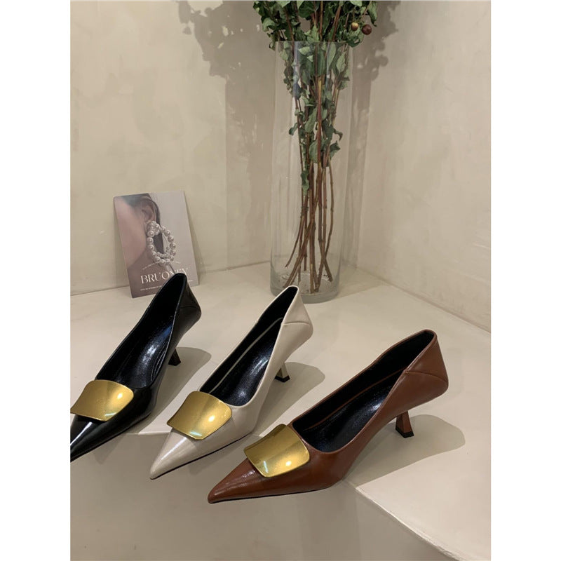 Damen Elegante spitz zulaufende Pumps mit goldener Zierplatte und geformtem Kittenabsatz Drune