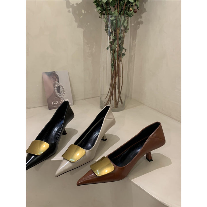 Damen Elegante spitz zulaufende Pumps mit goldener Zierplatte und geformtem Kittenabsatz Drune