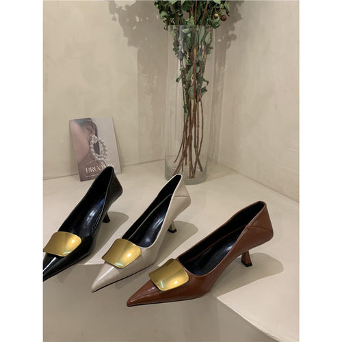 Damen Elegante spitz zulaufende Pumps mit goldener Zierplatte und geformtem Kittenabsatz Drune