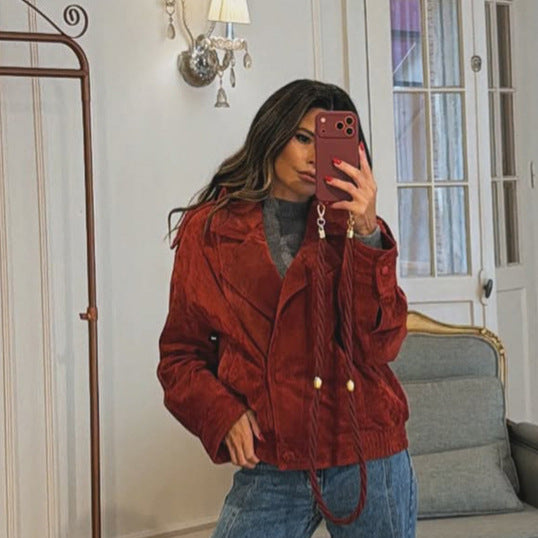 Damen gekürzte Velourslederjacke mit hohem Kragen und doppelreihiger Knopfleiste Drune