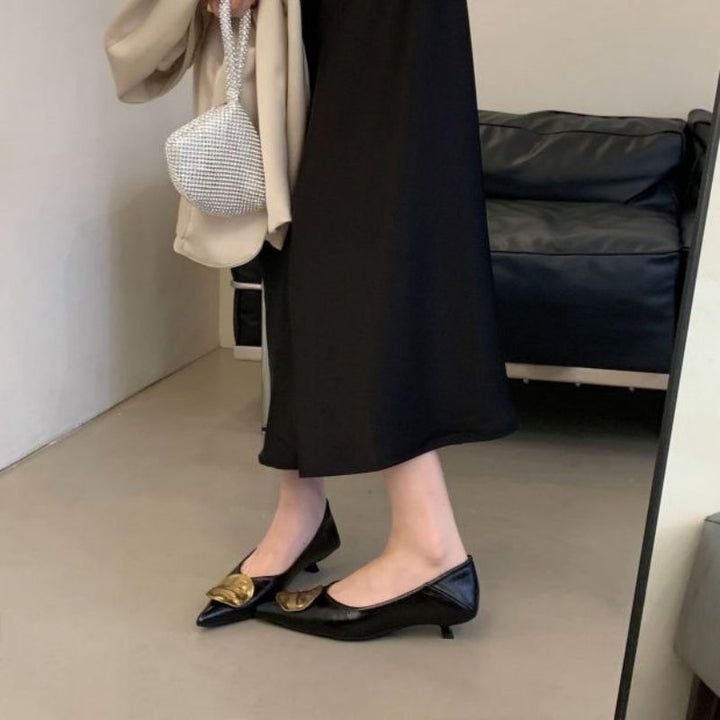 Damen Spitz zulaufende Metallic-Slipper mit dezentem Keilabsatz und appliziertem Deko‑Vamp Drune