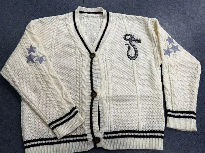 Damen nan gestrickte College-Cardigan mit Zopfmuster, V-Ausschnitt, kontraststreifen und gestickten Applikationen Drune