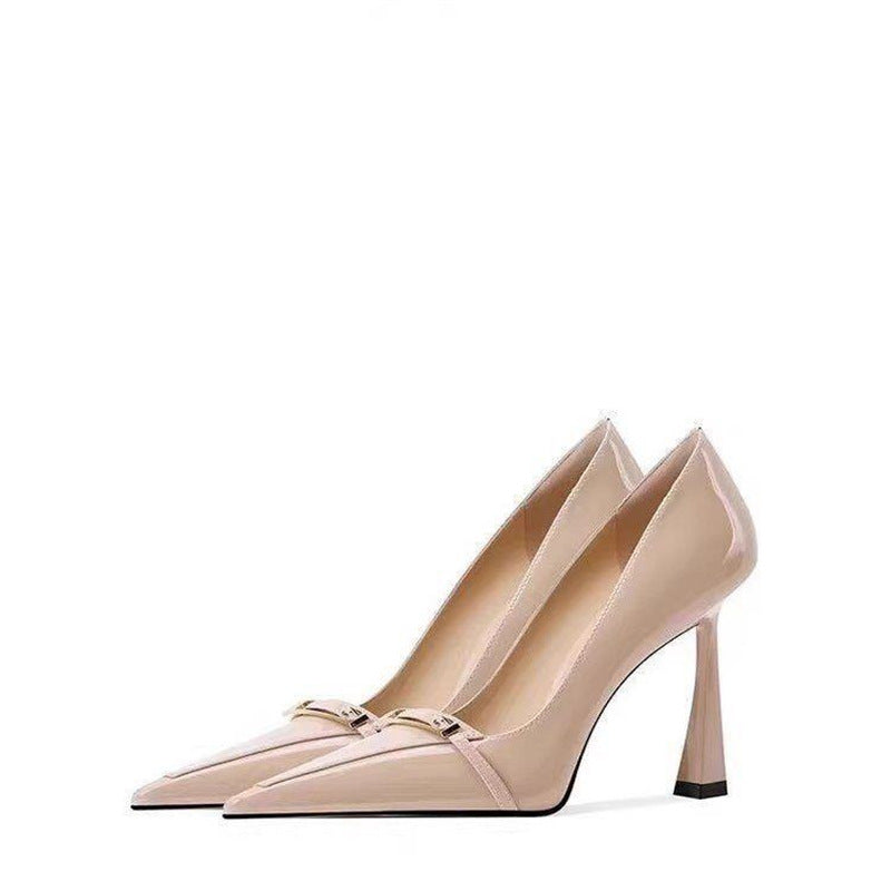 Damen spitz zulaufende Lack‑Pumps mit zierlichem Metallriemen und schlankem Stilettoabsatz Drune