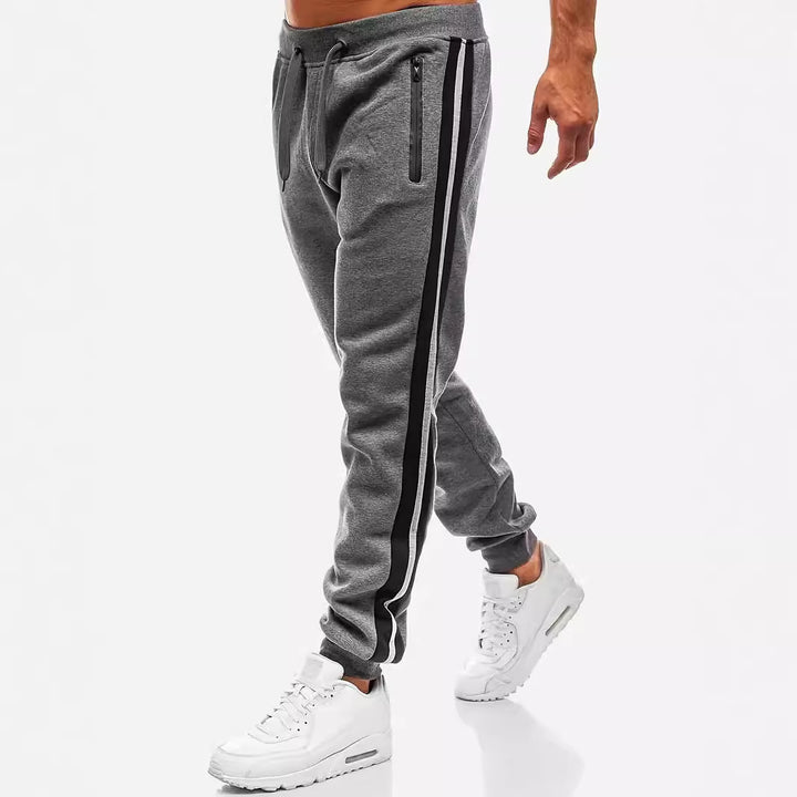 Herren nan schmal zulaufende Fleece-Jogginghose mit zweifarbiger Seitenpaspel und wasserabweisenden Reißverschlusstaschen Drune