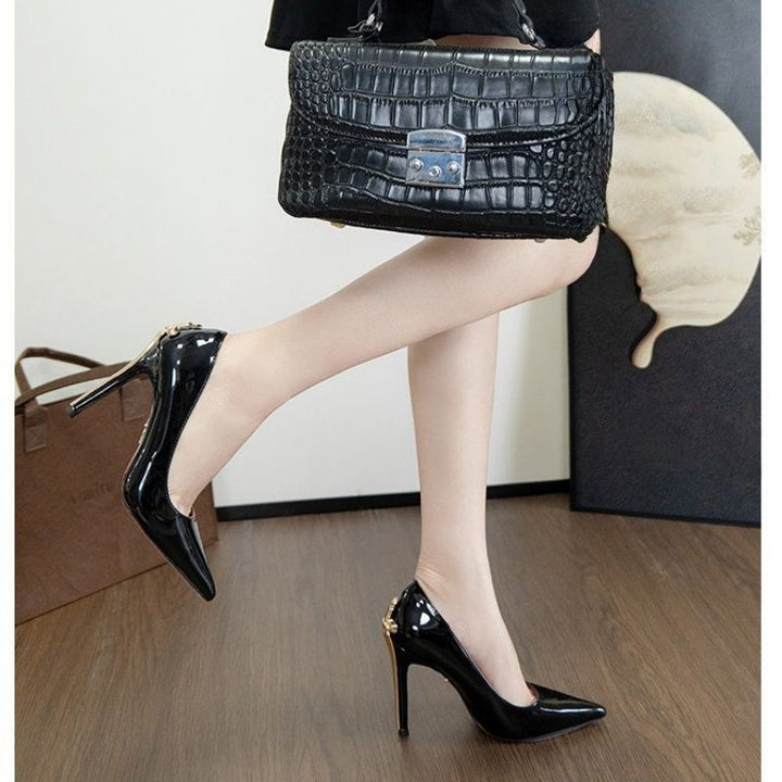Damen Spitz zulaufende Lackpumps mit sculpted Stiletto-Absatz und Metall-Fersenornament Drune